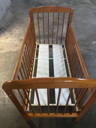 Cuna de madera con colchón