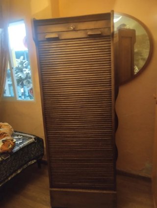 Mueble de madera con persiana