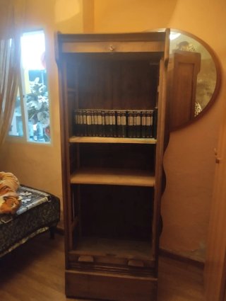 Mueble de madera con persiana