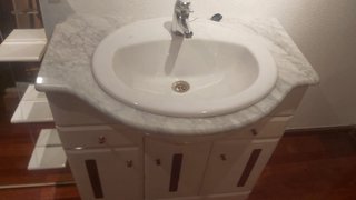 Mueble de baño con lavabo de mármol