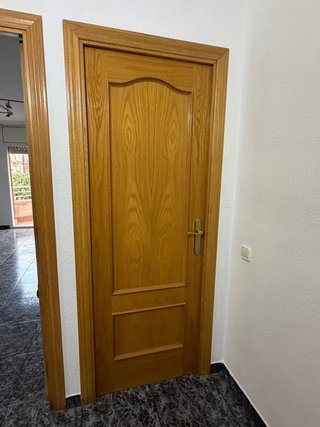 7 Puertas de madera con marco y manilla