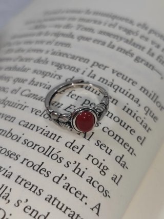 Anillo Plateado con Piedra Roja Trenzado