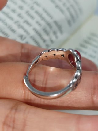 Anillo Plateado con Piedra Roja Trenzado