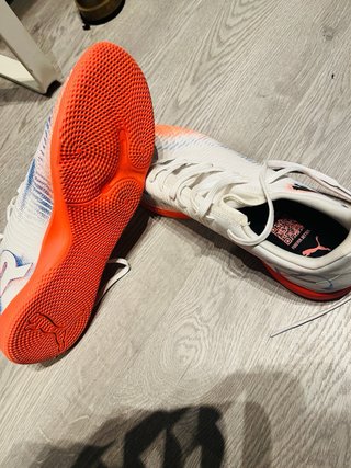 Zapatillas de fútbol naranja y blanco