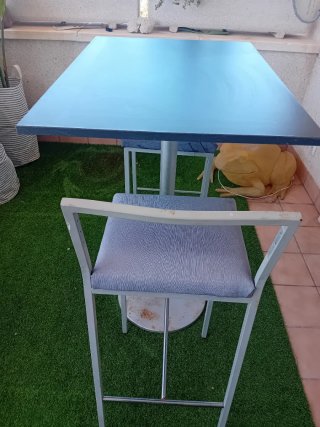 MESA ALTA Y TABURETES
