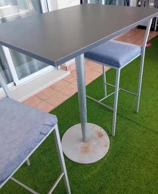 MESA ALTA Y TABURETES