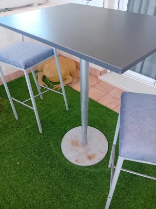MESA ALTA Y TABURETES