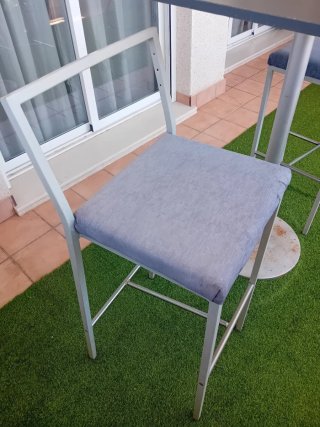 MESA ALTA Y TABURETES