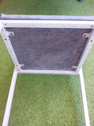 MESA ALTA Y TABURETES