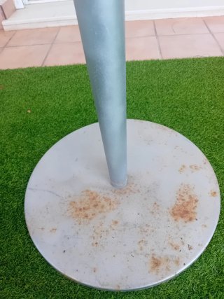 MESA ALTA Y TABURETES