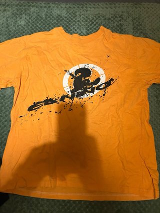 Camiseta naranja con estampado