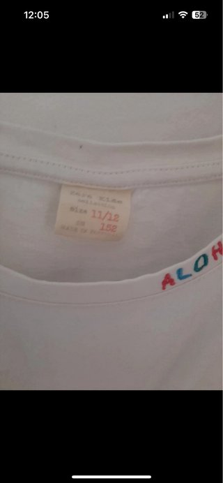 Camiseta blanca con estampado tropical