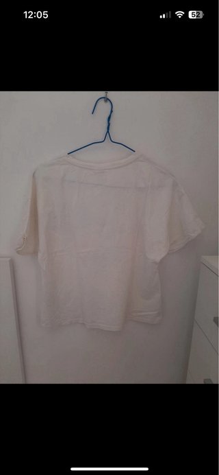 Camiseta blanca con estampado tropical