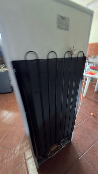 Nevera blanca con congelador superior