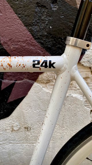 Bici de estética minimal, blanca con diseño dorado