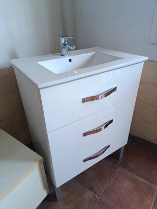 Mueble de baño blanco con cajones