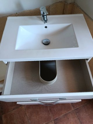 Mueble de baño blanco con cajones