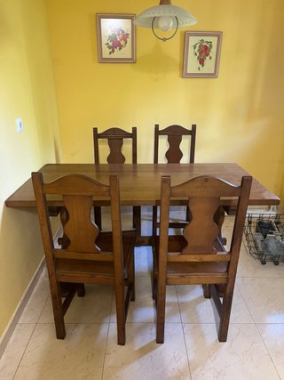 Mesa de madera con 4 sillas