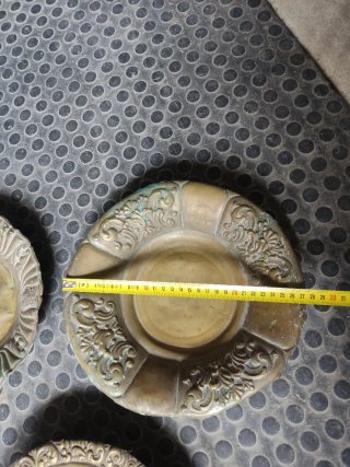 Bandeja y platos de bronce decorados