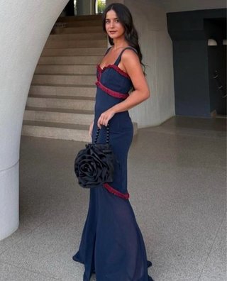 Vestido largo azul con flecos rojos