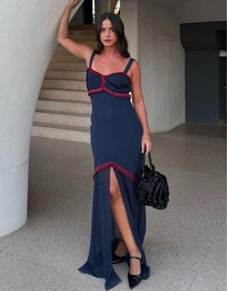 Vestido largo azul con flecos rojos
