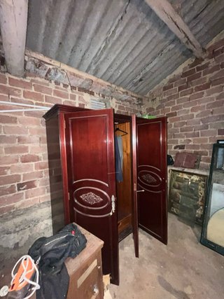Armario de madera con puertas