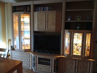 Mueble de salón con vitrinas y TV