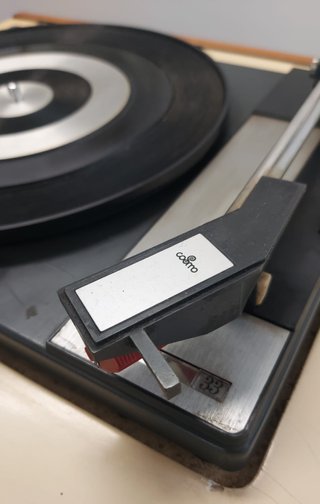 Tocadiscos Cosmo  con dos altavoces JVC