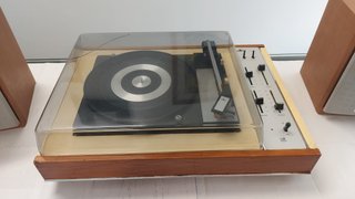 Tocadiscos Cosmo  con dos altavoces JVC