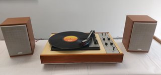 Tocadiscos Cosmo  con dos altavoces JVC