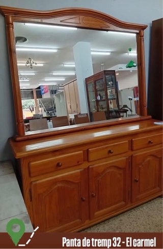 Aparador de madera con espejo de pino