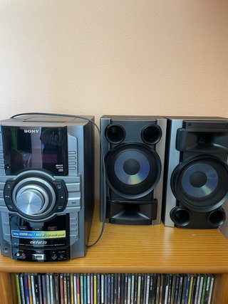 Cadena de música Sony con altavoces