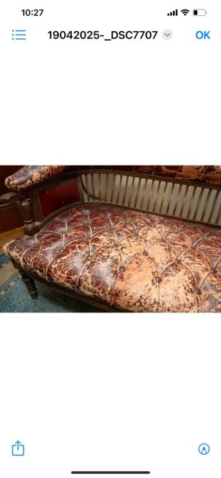Sofá antiguo de cuero y madera