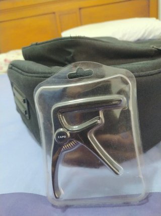 Accesorios guitarra: funda/ cejilla / colgante