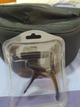 Accesorios guitarra: funda/ cejilla / colgante