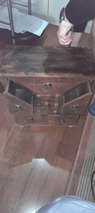 Mueble auxiliar de madera con cajones