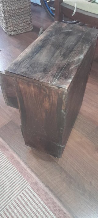 Mueble auxiliar de madera con cajones