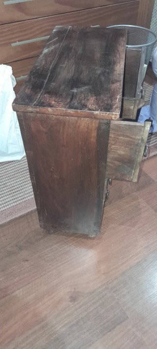 Mueble auxiliar de madera con cajones