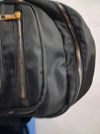 Mochila Negra con Flores Bordadas