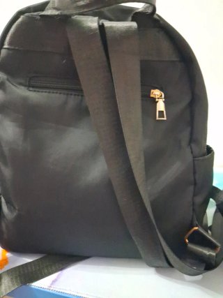 Mochila Negra con Flores Bordadas