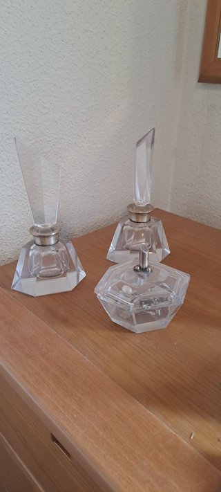 Elegant set di trucco con contenitori in vetro e dettagli in metallo