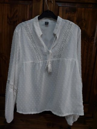 Blusa blanca bordada Shein.