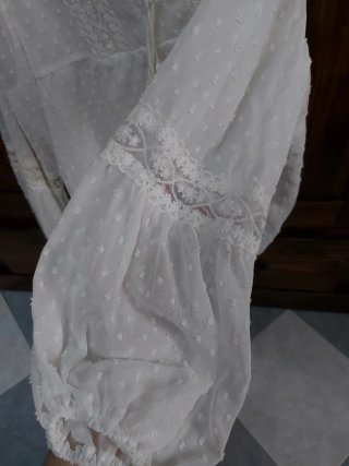 Blusa blanca bordada Shein.