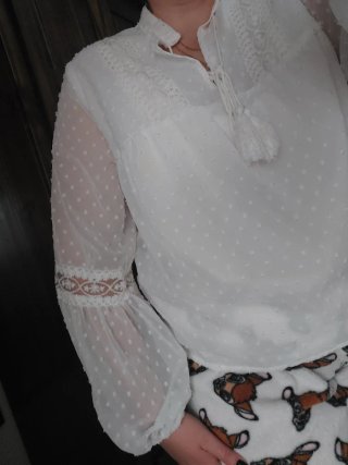 Blusa blanca bordada Shein.