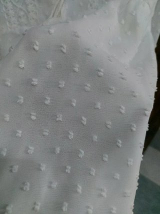 Blusa blanca bordada Shein.