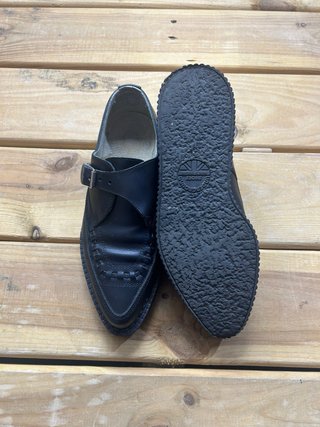 Creepers negros con hebilla