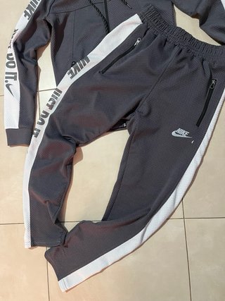 Conjunto deportivo Nike gris y blanco