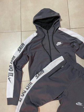 Conjunto deportivo Nike gris y blanco