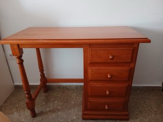 Escritorio de madera con cajones