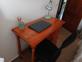 Escritorio de madera con cajones